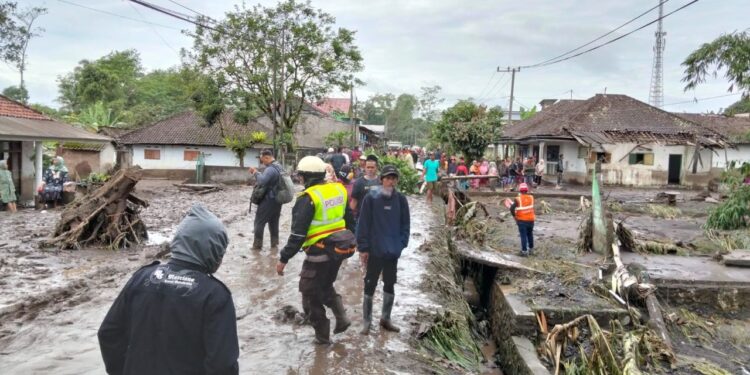 Aiptu Andhik Bantu Evakuasi Warga di Lokasi Terdampak APG Semeru