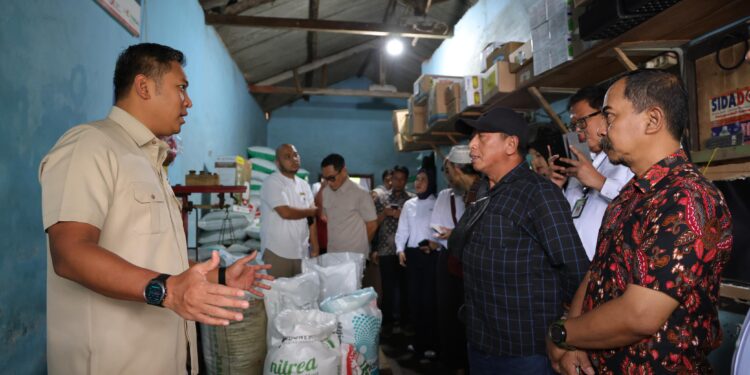 Wamentan Lakukan Sidak di Malang, Harga Pupuk Dipastikan Turun