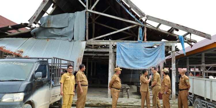 Sekda Siak Kunjungi Pasar Sialang Sakti yang Rusak, Pedagang Minta Perbaikan