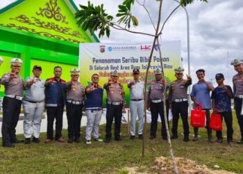 Polantas Riau Hijaukan Rest Area Tol Permai dengan Penanaman Pohon