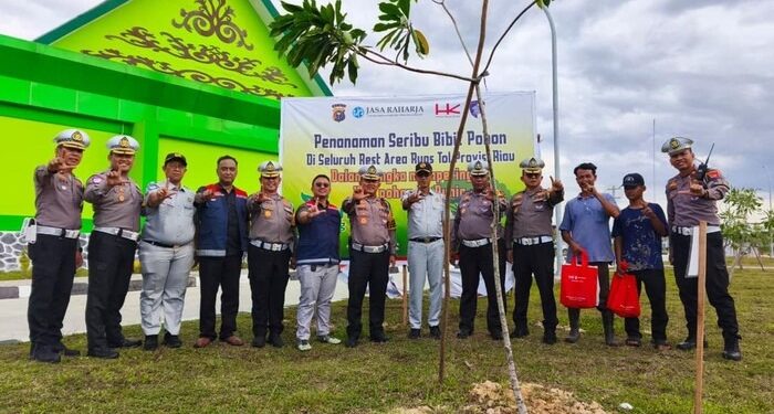 Polantas Riau Hijaukan Rest Area Tol Permai dengan Penanaman Pohon