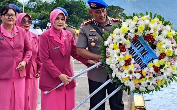 Ditpolairud Polda Sulut Adakan Upacara Tabur Bunga di Laut untuk HUT ke-75 Polairud