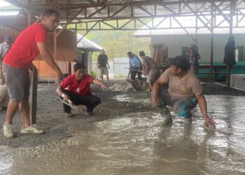 Polres Tolikara dan Warga Bersama-sama Cor Lantai Gereja Ebenheizer Karubaga Menjelang Natal 2025