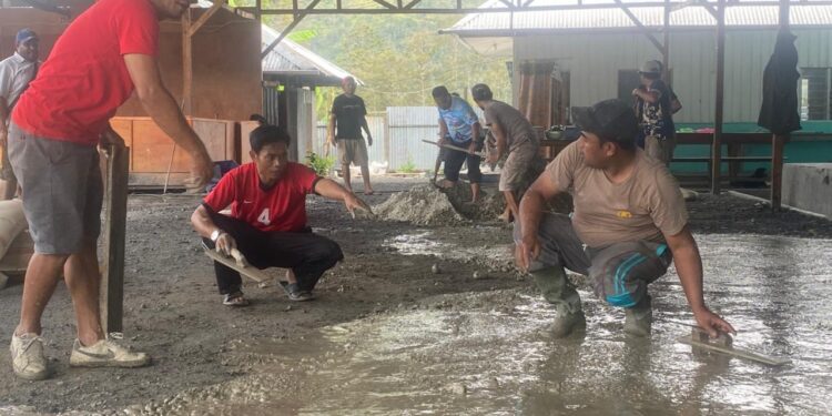 Polres Tolikara dan Warga Bersama-sama Cor Lantai Gereja Ebenheizer Karubaga Menjelang Natal 2025