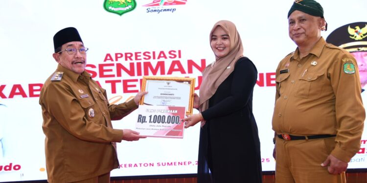 Pemkab Sumenep Anugerahkan Penghargaan kepada Seniman Lokal