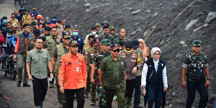 Kepala BNPB Pastikan Keselamatan Warga dalam Penanganan Erupsi Gunung Semeru