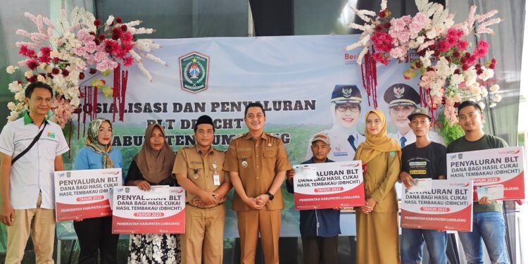 Wabup Lumajang Serahkan BLT DBHCHT kepada 2.121 Penerima