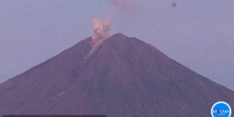 Aktivitas Gunung Semeru Masih Berfluktuasi, Status Awas Tetap Berlaku