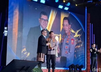 Kapolri Jenderal Listyo Sigit Prabowo Raih Penghargaan di detikcom Awards 2025