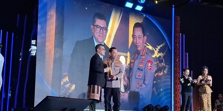 Kapolri Jenderal Listyo Sigit Prabowo Raih Penghargaan di detikcom Awards 2025