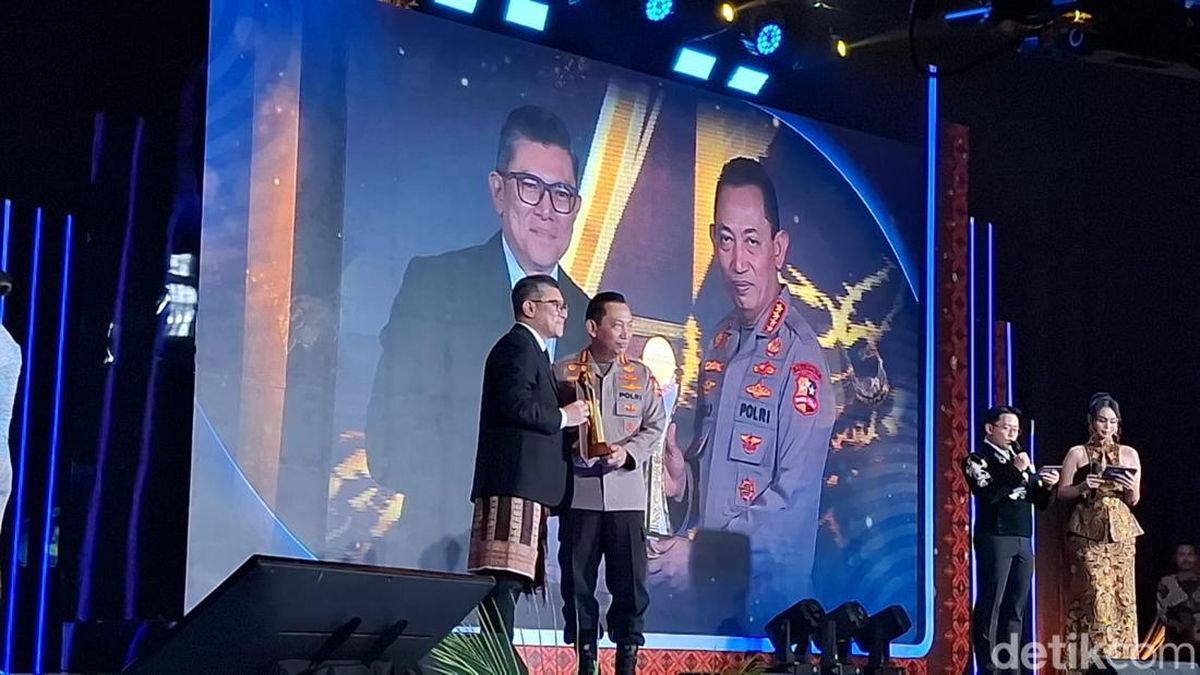 Kapolri Jenderal Listyo Sigit Prabowo Raih Penghargaan di detikcom Awards 2025