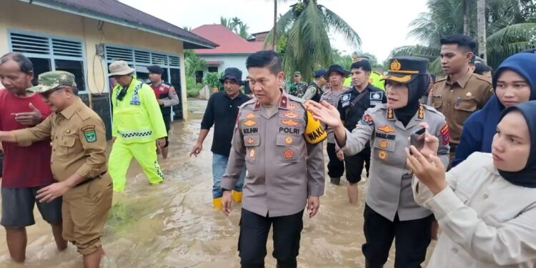 Wakapolda Sumbar Kunjungi Lokasi Banjir di Ulakan Tapakis, Distribusikan Bantuan untuk Warga