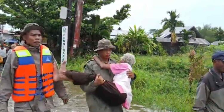Brimob Polda Sumbar Berperan Penting dalam Evakuasi Banjir di Padang