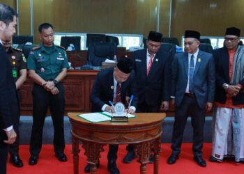 Bupati Aceh Jaya Bahas Rancangan Qanun Perizinan dan APBK 2026