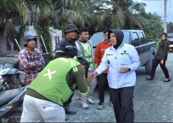 Bupati Siak Pantau Kemajuan Perbaikan Jalan di Kampung Lubuk Miyam