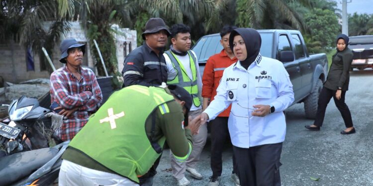 Bupati Siak Pantau Kemajuan Perbaikan Jalan di Kampung Lubuk Miyam