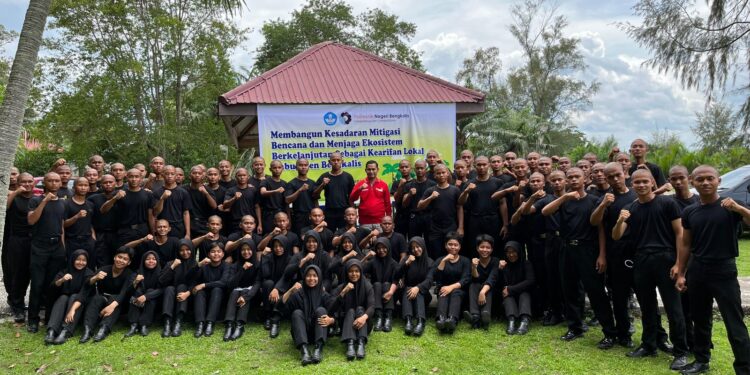 Mahasiswa Politeknik Bengkalis Lakukan Survei Abrasi di Prapat Tunggal