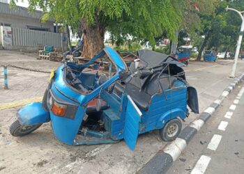 Kecelakaan Innova Pecah Ban di Cempaka Putih, Bajaj Parkir Tertabrak