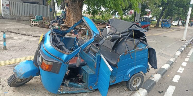 Kecelakaan Innova Pecah Ban di Cempaka Putih, Bajaj Parkir Tertabrak