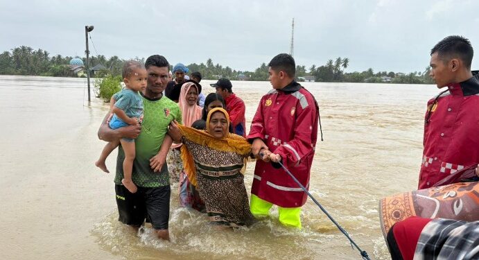 Polres Pidie Jaya Cepat Tanggap Evakuasi Korban Banjir