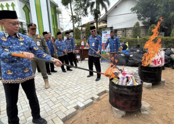 Wali Kota Pontianak Bakar Ribuan Layangan Sitaan Satpol PP