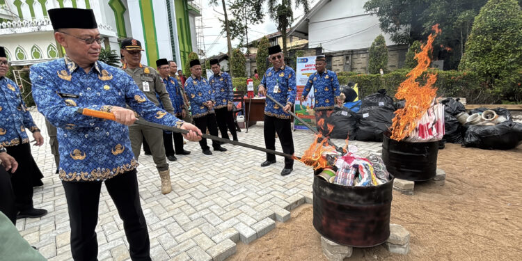 Wali Kota Pontianak Bakar Ribuan Layangan Sitaan Satpol PP