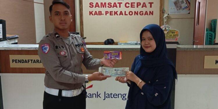 Program Jumat Ceria di Samsat Pekalongan Berikan Voucher Belanja untuk Wajib Pajak