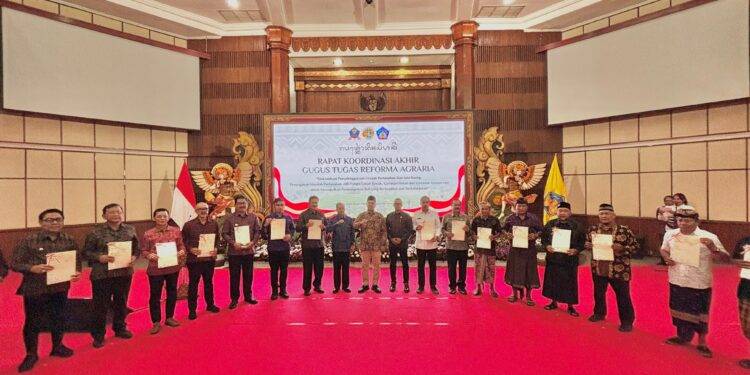 Menteri ATR/BPN Nusron Wahid Serahkan Sertifikat Tanah di Bali, Tekankan Dampak Positif bagi Ekonomi