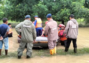 Brimob Polda Aceh Lakukan Evakuasi Warga Terdampak Banjir di Lhokseumawe