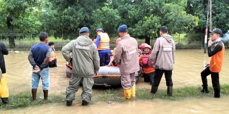 Brimob Polda Aceh Lakukan Evakuasi Warga Terdampak Banjir di Lhokseumawe