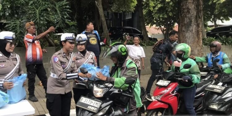 Polda Metro Jaya Laksanakan Program Jumat Peduli, Distribusikan 350 Paket Sembako