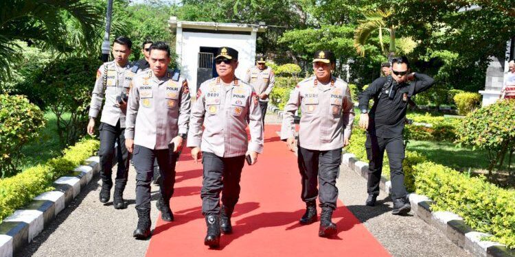 Kedatangan Wakapolri di Kupang Disambut Meriah oleh Kapolda NTT