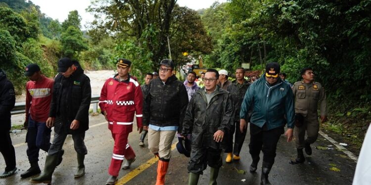 Bupati Tanah Datar dan Wakilnya Tinjau Lokasi Banjir di Kecamatan X Koto dan Batipuh