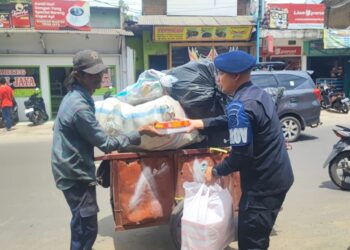 Satbrimob Polda Jabar Gelar Kegiatan Jumat Berkah dengan Pembagian Makanan Gratis
