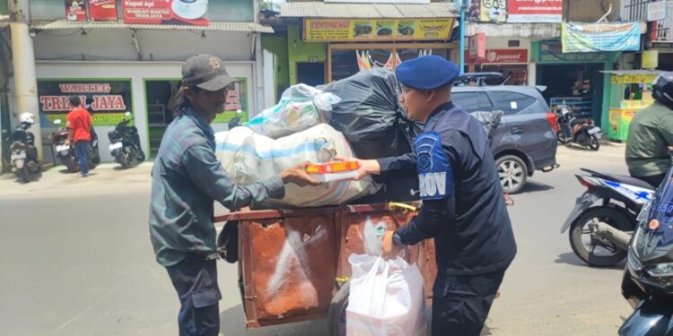 Satbrimob Polda Jabar Gelar Kegiatan Jumat Berkah dengan Pembagian Makanan Gratis