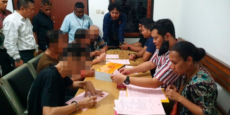 Polda Papua Serahkan Tujuh Tersangka Tambang Emas Ilegal ke Kejaksaan Jayapura