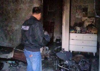 polisi melakukan olah TKP kebakaran di Bantul