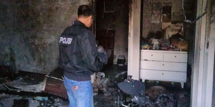 polisi melakukan olah TKP kebakaran di Bantul