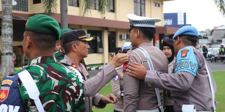 Apel Gelar Pasukan Operasi Lilin Progo 2025 di Polres Bantul sebagai wujud kesiapan TNI, Polri, dan instansi terkait dalam mengamankan perayaan Natal 2025 dan Tahun Baru 2026 agar berjalan aman, tertib, dan kondusif.
