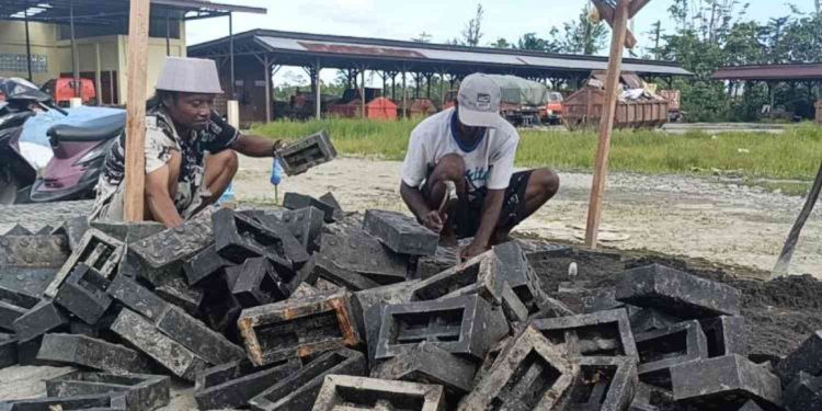 Daur Ulang Sampah Plastik, DLH Mimika Sudah Produksi 8.000 Paving Block