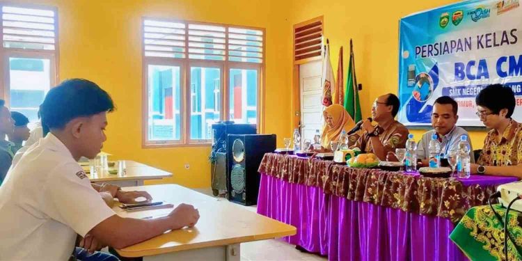 Para siswa SMKN 1 Belitang III mengikuti sosialisasi persiapan Kelas Industri BCA-CMA yang dipimpin langsung oleh jajaran manajemen sekolah dan perwakilan BCA-CMA