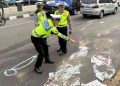 Petugas Kepolisian melakukan olah TKP di lokasi kecelakaan maut Depan Dealer Suzuki Laksda Adisucipto Sleman