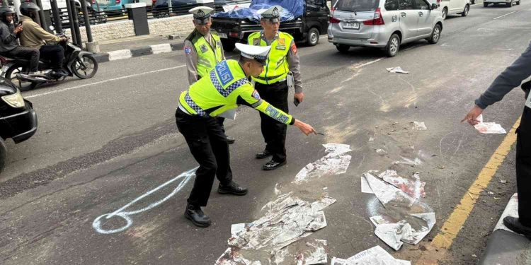 Petugas Kepolisian melakukan olah TKP di lokasi kecelakaan maut Depan Dealer Suzuki Laksda Adisucipto Sleman