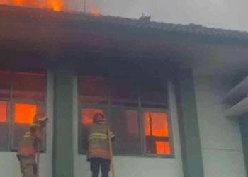 Petugas Pemadam Kebakaran Kota Yogyakarta melakukan upaya pemadaman api yang membakar Asrama Putri Ihyaul Ulum MAN 2 Yogyakarta, Minggu (21/12/2025) sore