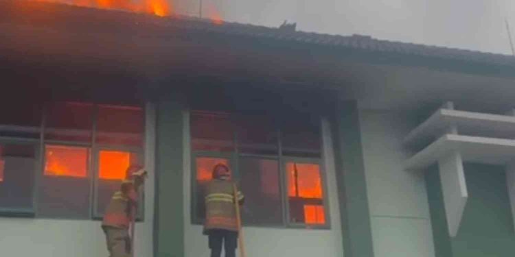 Petugas Pemadam Kebakaran Kota Yogyakarta melakukan upaya pemadaman api yang membakar Asrama Putri Ihyaul Ulum MAN 2 Yogyakarta, Minggu (21/12/2025) sore