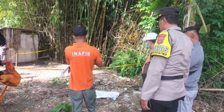 Petugas Polresta Sleman bersama Tim Inafis melakukan olah TKP penemuan mayat bayi di area kebun lapangan Blok 3, Condongcatur, Depok, Sleman, Kamis (25/12/2025)