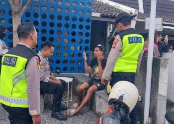 Petugas Polsek Depok Barat memeriksa keterangan seorang saksi terkait kasus penganiayaan menggunakan senjata tajam di kawasan Demangan Baru, Caturtunggal, Depok, Sleman, Senin (15/12/2025).