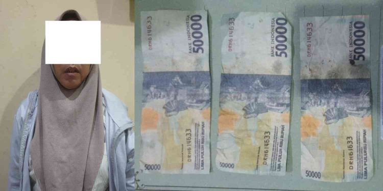 Petugas Polsek Mergangsan mengamankan seorang perempuan terduga pelaku peredaran uang palsu beserta barang bukti tiga lembar uang pecahan Rp50.000 yang diduga palsu saat pengungkapan kasus di Pasar Prawirotaman, Kota Yogyakarta, Rabu (31/12/2025).