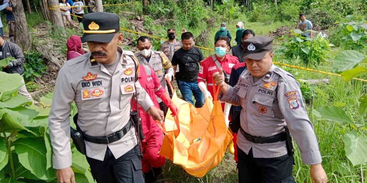 Petugas Polsek Pajangan bersama tim medis mengevakuasi jenazah Makmur Muryanto dari lahan kosong di depan Rutan IIB Bantul, Sabtu (06/12/2025). Korban sebelumnya dilaporkan hilang selama empat hari sebelum ditemukan meninggal dunia tanpa tanda kekerasan.