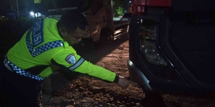 Petugas Satlantas Polresta Sleman melakukan olah tempat kejadian perkara (TKP) kecelakaan lalu lintas yang melibatkan sepeda motor dan truk wing box di Jalan Padjajaran